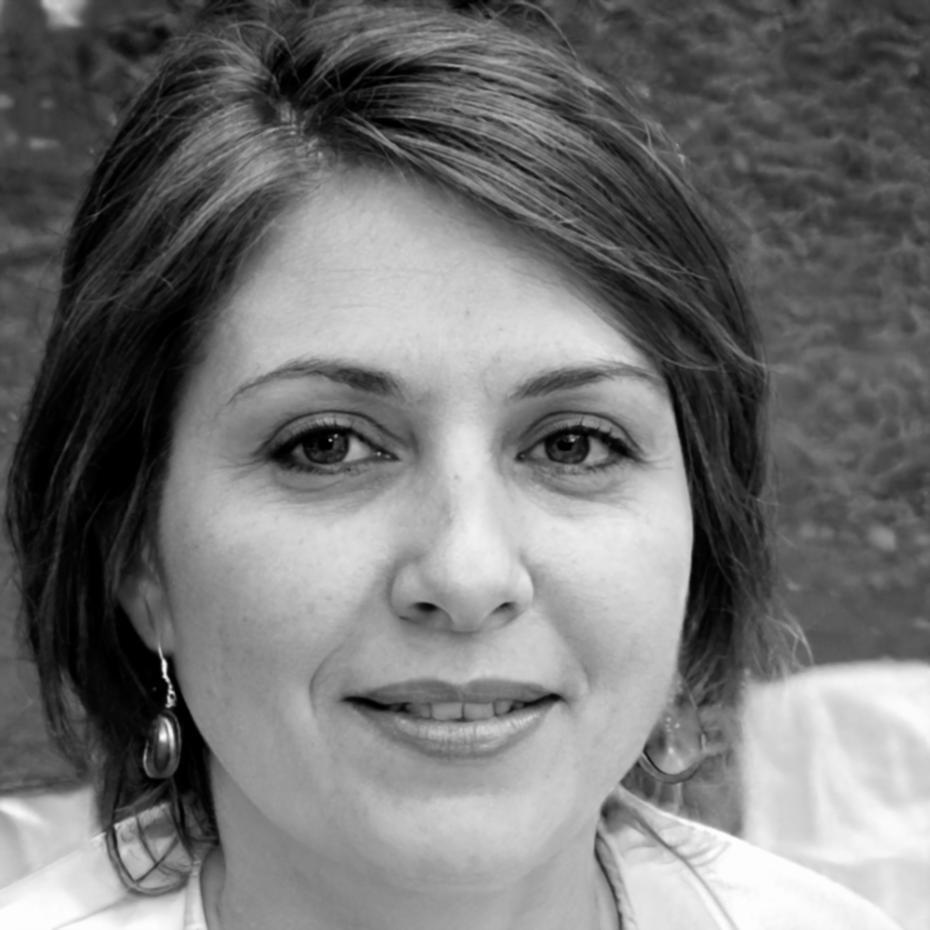 Porträt einer Finanzberaterin während einer persönlichen Beratungssitzung