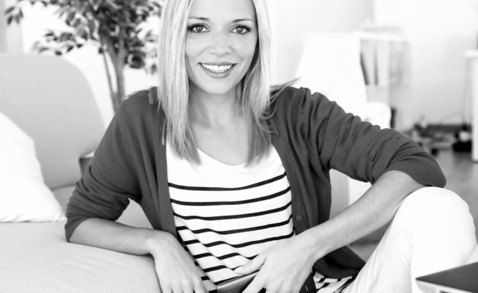 Professionelles Beratungsgespräch zur Budgetplanung in modernem Büroambiente