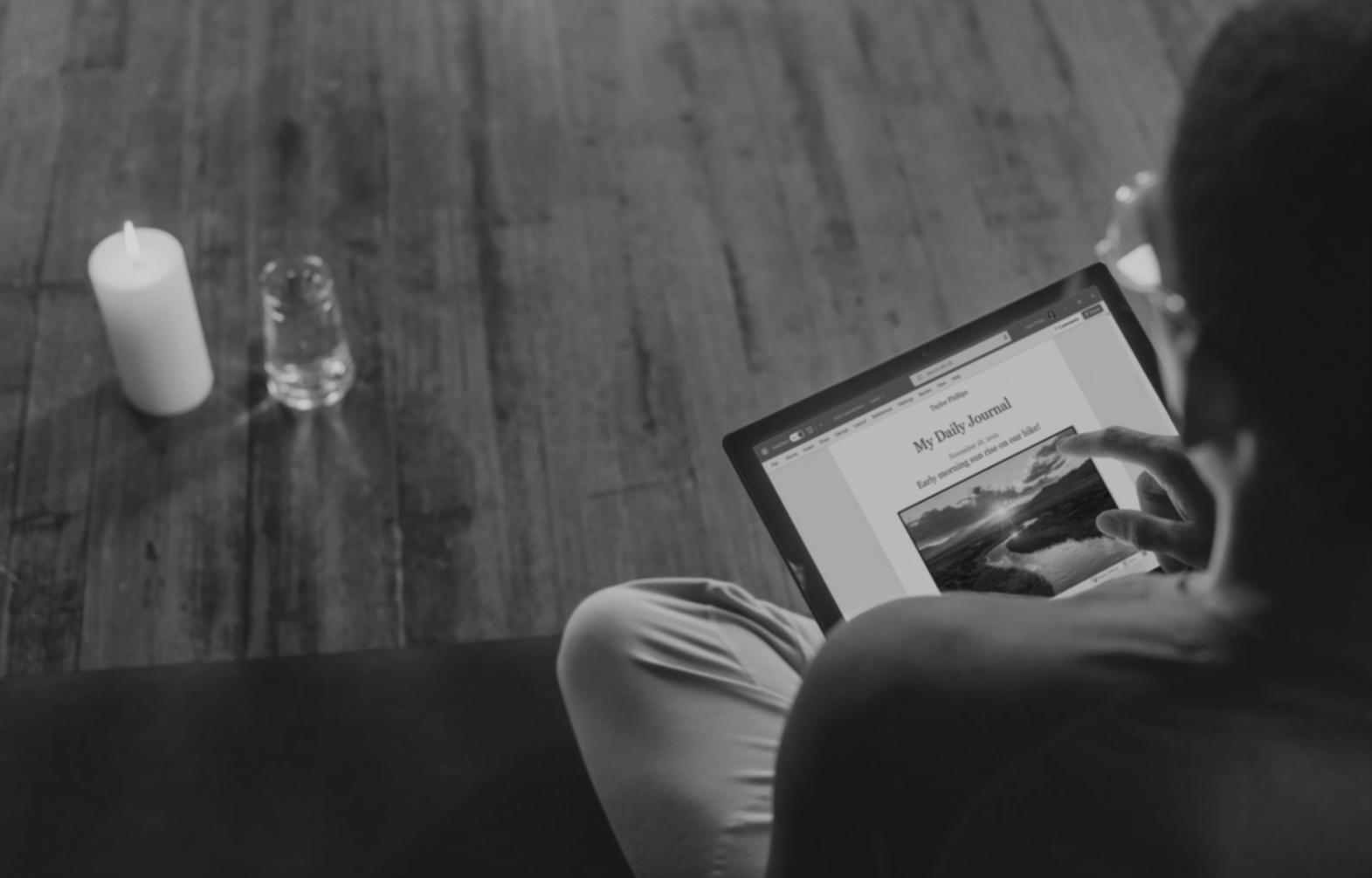 Internationale Studierende beim gemeinsamen Lernen und Austausch über Finanzplanung