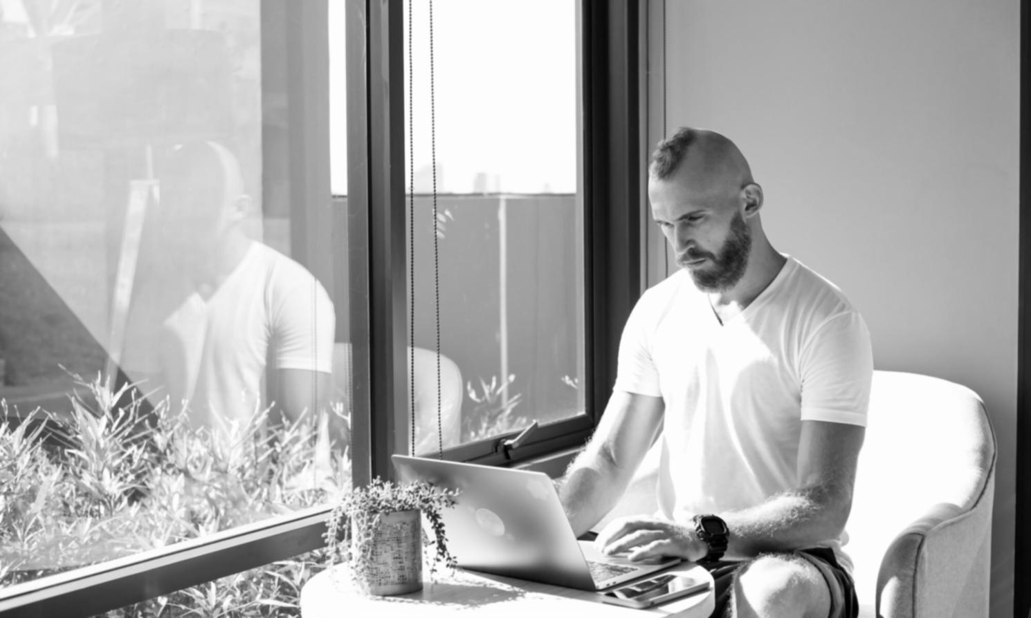 Modernes Büro mit Finanzplanungstools und rollierenden Budget-Diagrammen